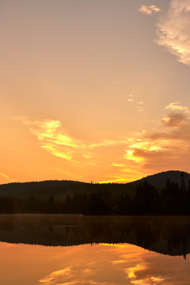 Canon 5D Mark iii with ef 50mm 1.8 - Golden LightSunrise landscape nature photography along the lake at Chalet lac Beauport Quebec