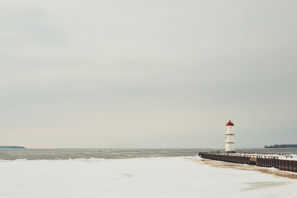 Canon 5D Mark iii with ef 50mm 1.8 - Landscape Photography - Lighthouse on a frozen river at Rene Levesque Park Montreal Quebec