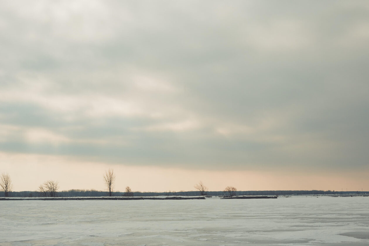 Canon 5D Mark iii with ef 50mm 1.8 - Landscape Photography - Frozen river at Rene Levesque Park Montreal Quebec