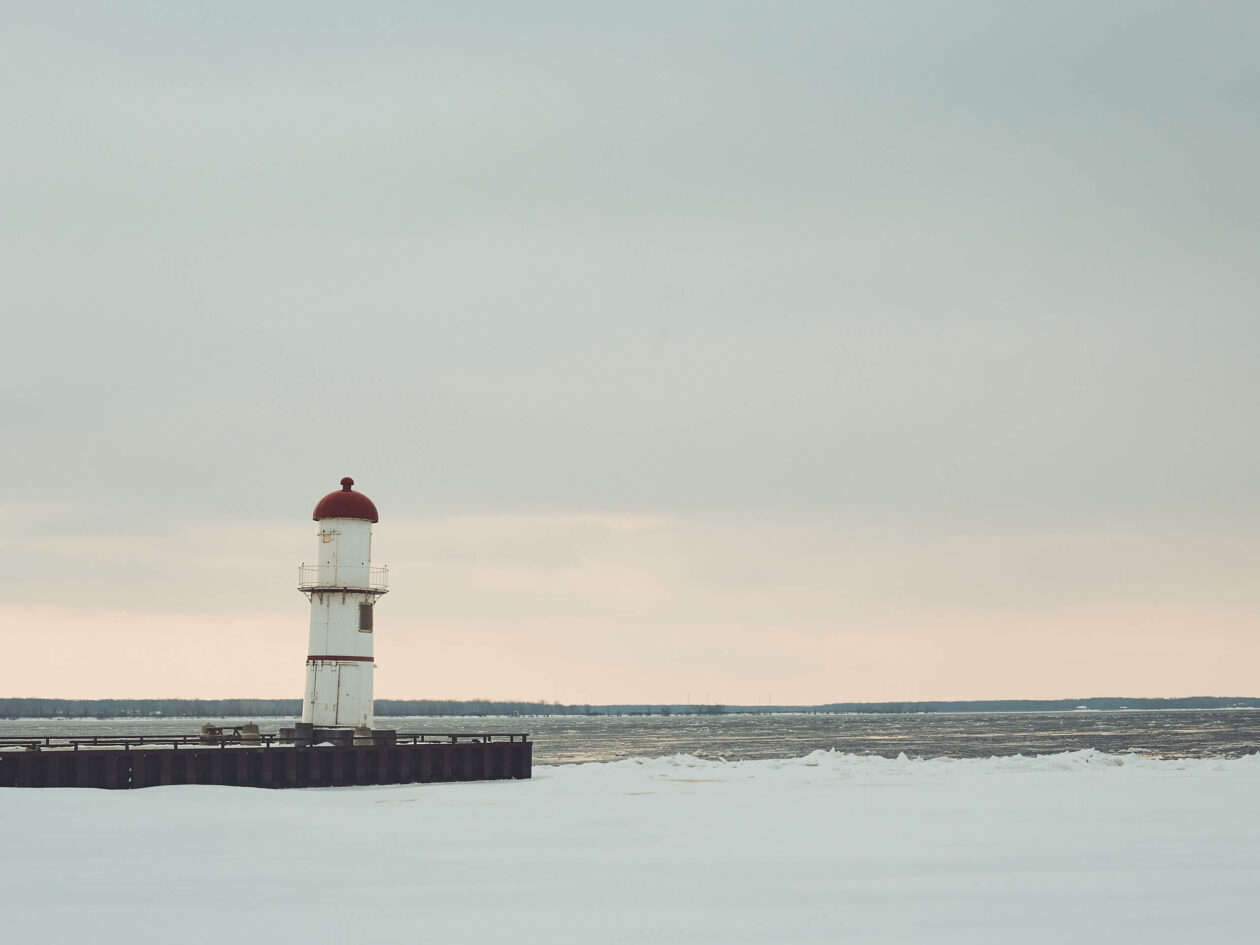 Canon 5D Mark iii with ef 50mm 1.8 - Landscape Photography - Lighthouse on a frozen river at Rene Levesque Park Montreal Quebec