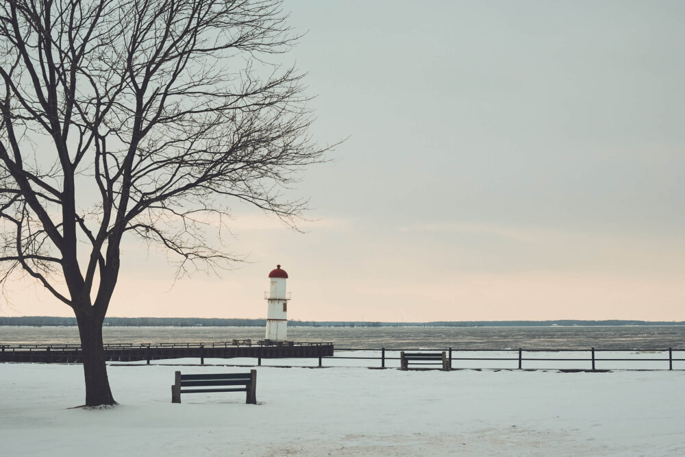 Canon 5D Mark iii with ef 50mm 1.8 - Landscape Photography - Lighthouse on a frozen river at Rene Levesque Park Montreal Quebec with empty benches