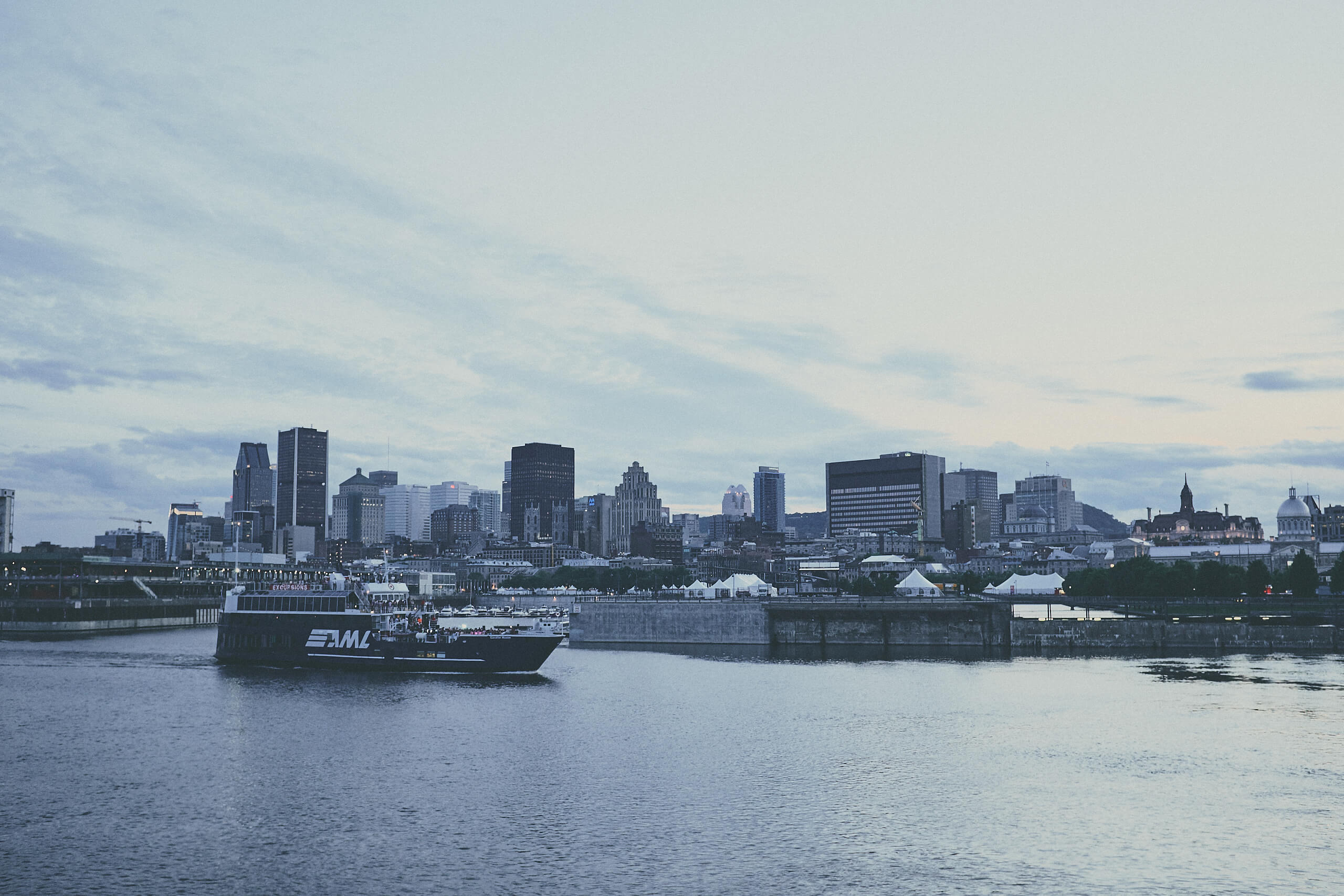 Landscape Photography Tips Travel Photography Ideas - Cityscape Photography - Sunset in Montreal Parc de Dieppe view of Downtown Montreal - FujiFilm X100T