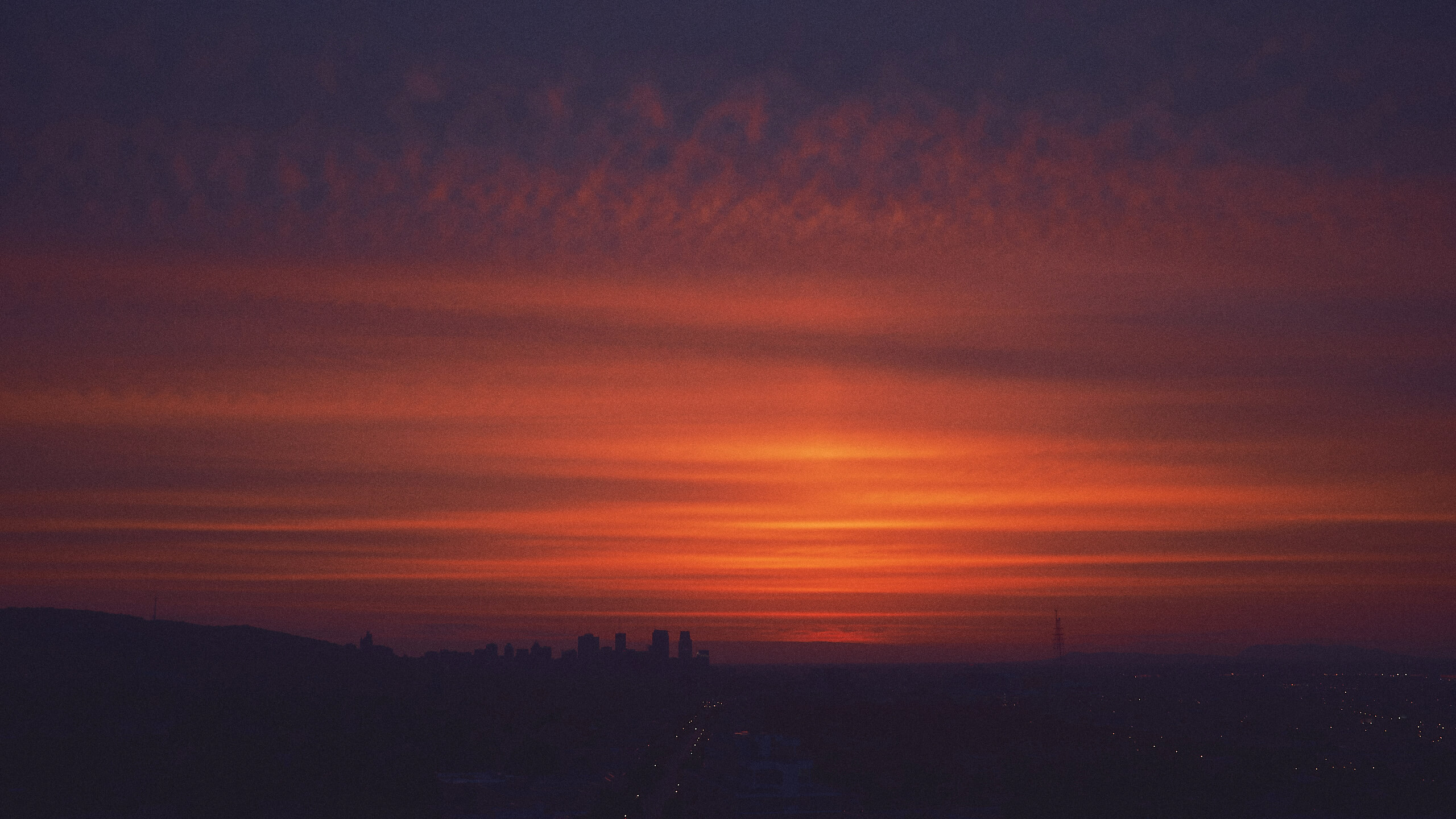 Landscape Photography Tips - Cityscape Photography - Sunset in Montreal on a rooftop - Canon 5D Mark iii with ef 70-300 4/5.6