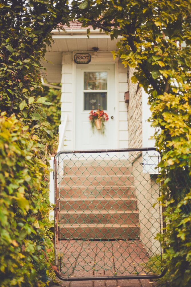 Canon 5D Mark iii with ef 50mm 1.8 - Montreal NDG street view of home entrance