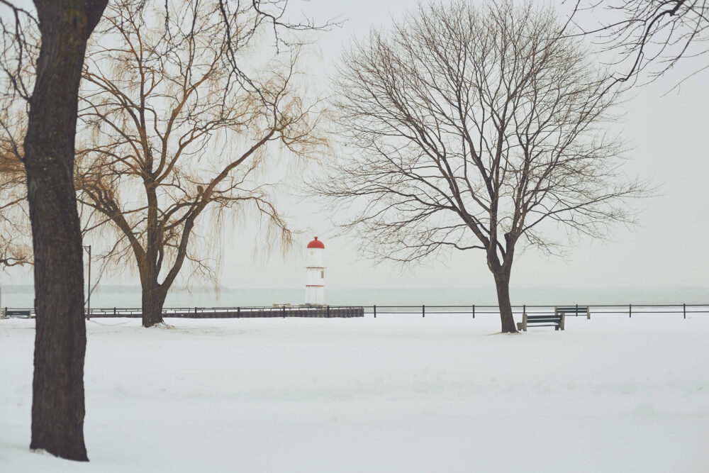 Canon 5D Mark iii with ef 50mm 1.8 - Landscape Photography - Lighthouse on a frozen river at Rene Levesque Park Montreal Quebec