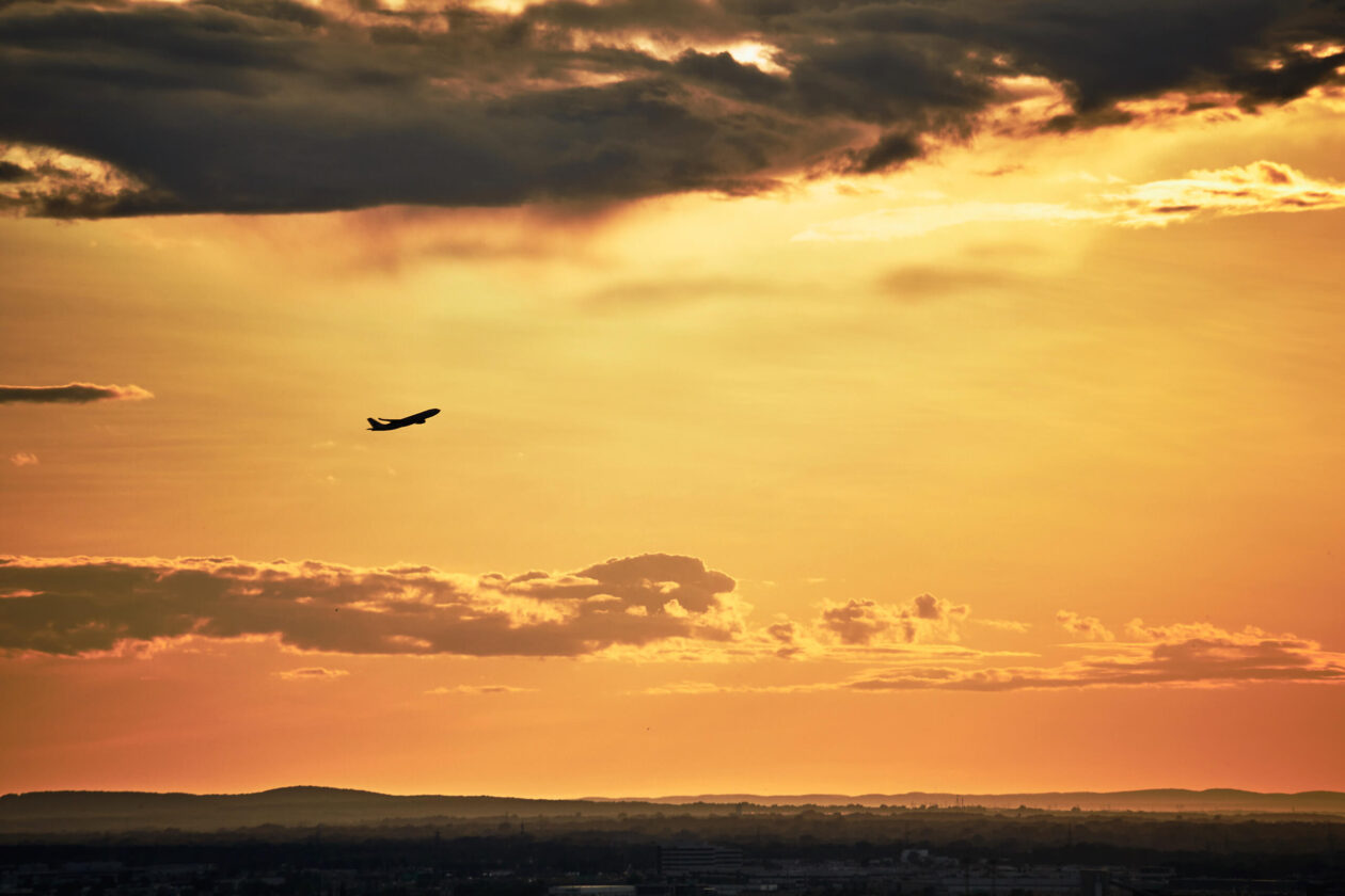 Canon 5D Mark iii with 70-300mm 4/5.6 - Golden hour sunset on Balcony in Montreal with airplane in the sky