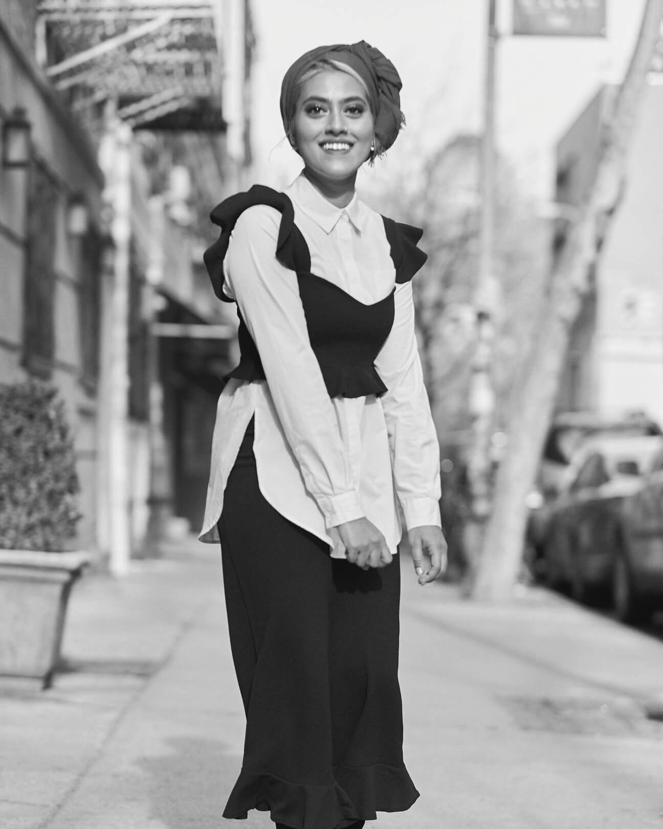 Portrait Photography Poses - Desi Fashion Photography Poses - Washington Square Park, New York - Model Poses - Syeda - Fuji X Pro2 with xf 56mm f1.2