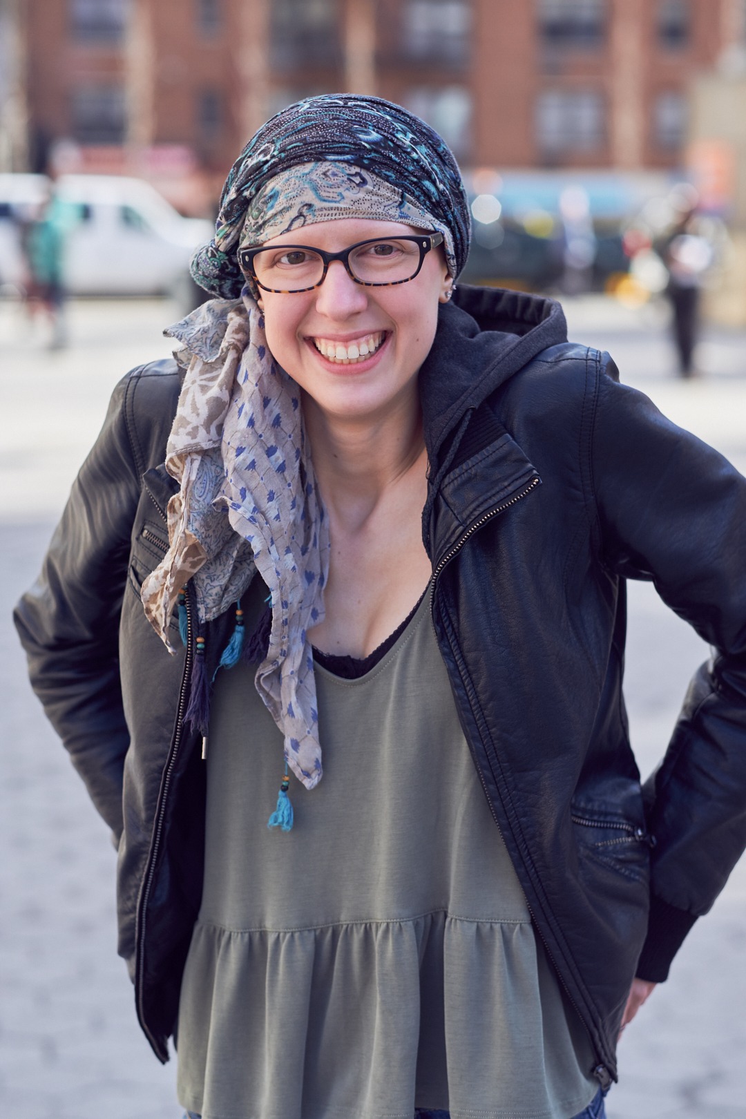 Portrait Photography Poses - Lifestyle Photography Women - Model Alli - Union Square Park - New York - Fuji X Pro2 with xf 56mm f1.2