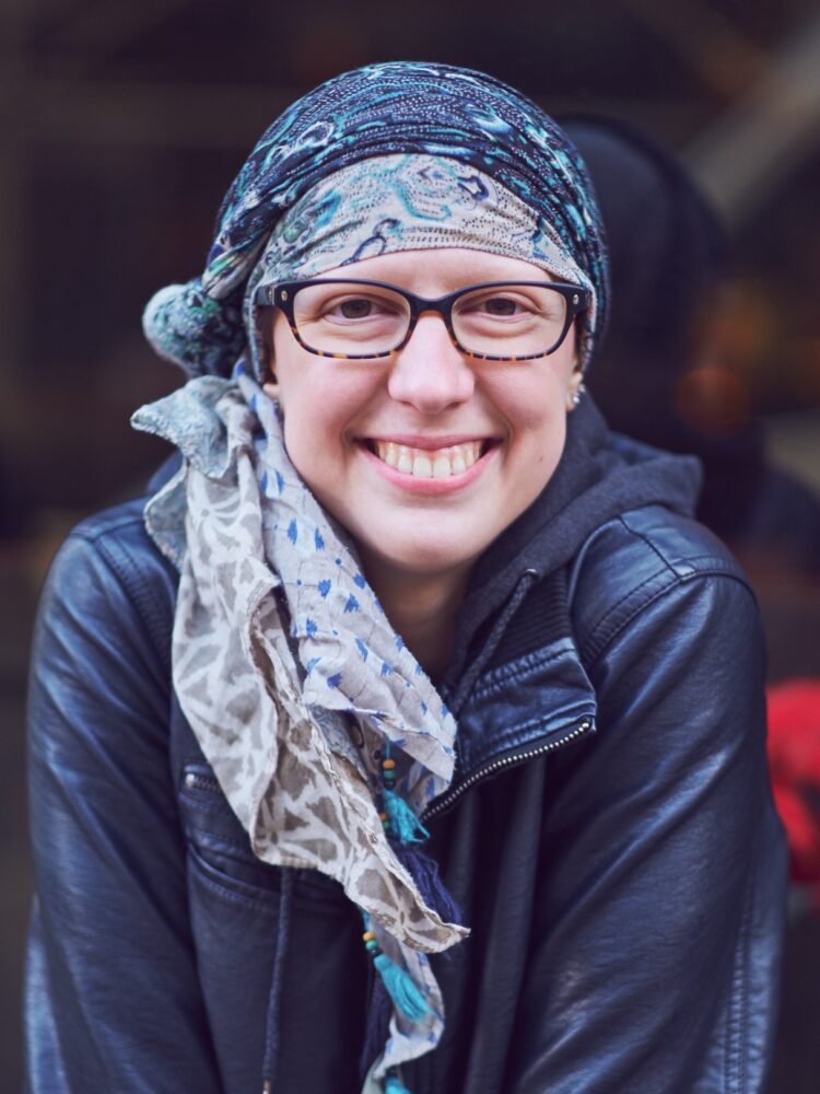 Portrait Photography Poses - Lifestyle Photography Women - Model Alli - Union Square Park - New York - Fuji X Pro2 with xf 56mm f1.2