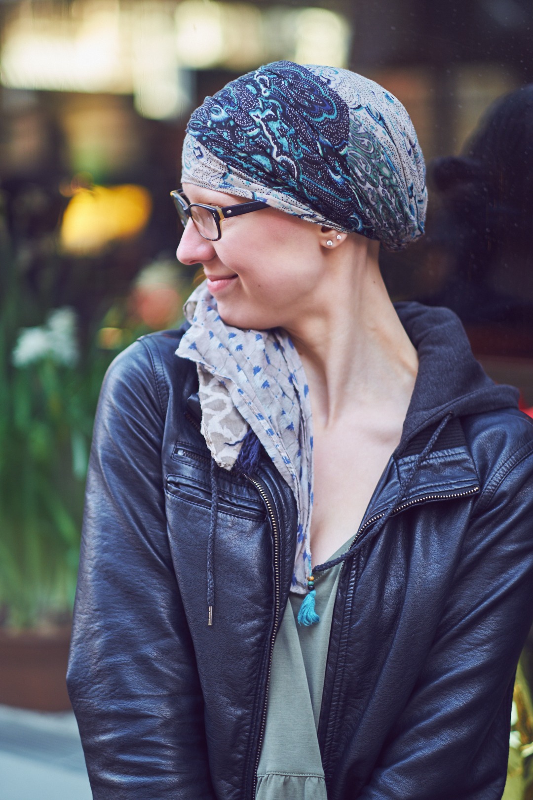 Portrait Photography Poses - Lifestyle Photography Women - Model Alli - Union Square Park - New York - Fuji X Pro2 with xf 56mm f1.2