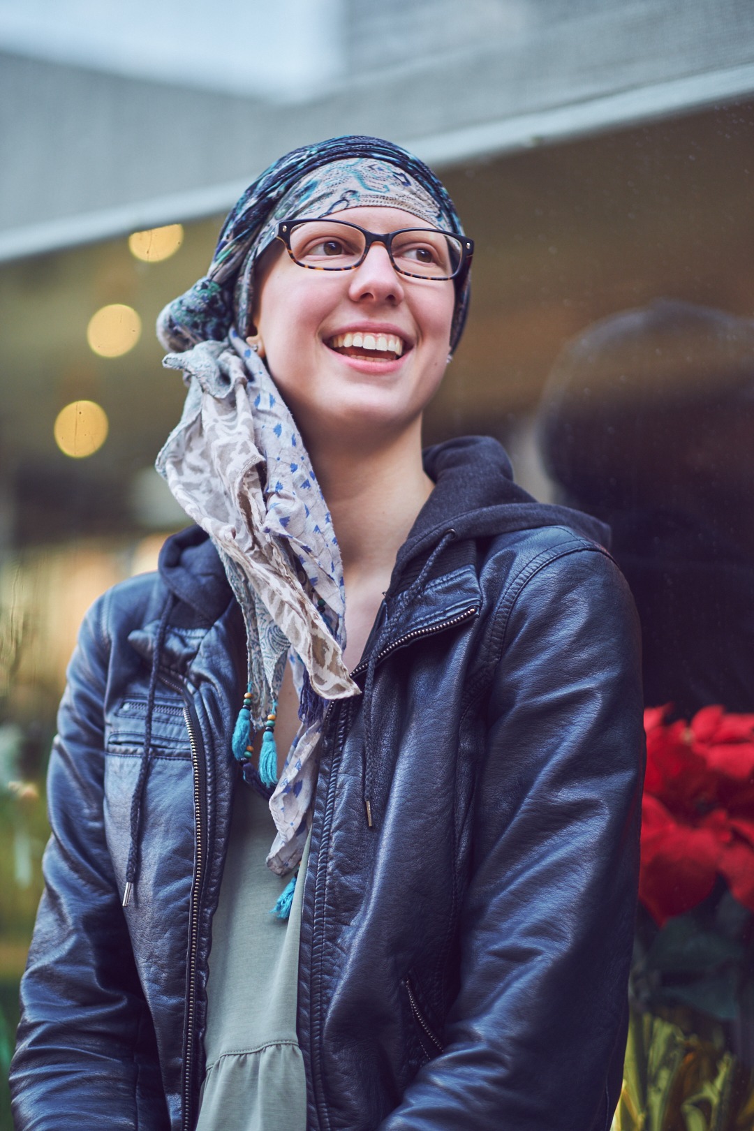 Portrait Photography Poses - Lifestyle Photography Women - Model Alli - Union Square Park - New York - Fuji X Pro2 with xf 56mm f1.2