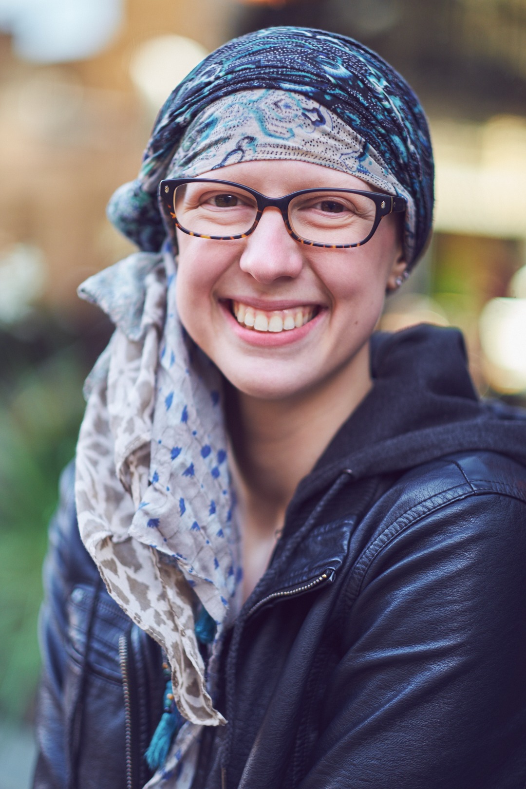 Portrait Photography Poses - Lifestyle Photography Women - Model Alli - Union Square Park - New York - Fuji X Pro2 with xf 56mm f1.2