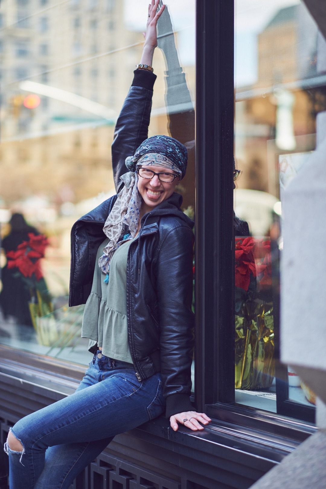 Portrait Photography Poses - Lifestyle Photography Women - Model Alli - Union Square Park - New York - Fuji X Pro2 with xf 56mm f1.2