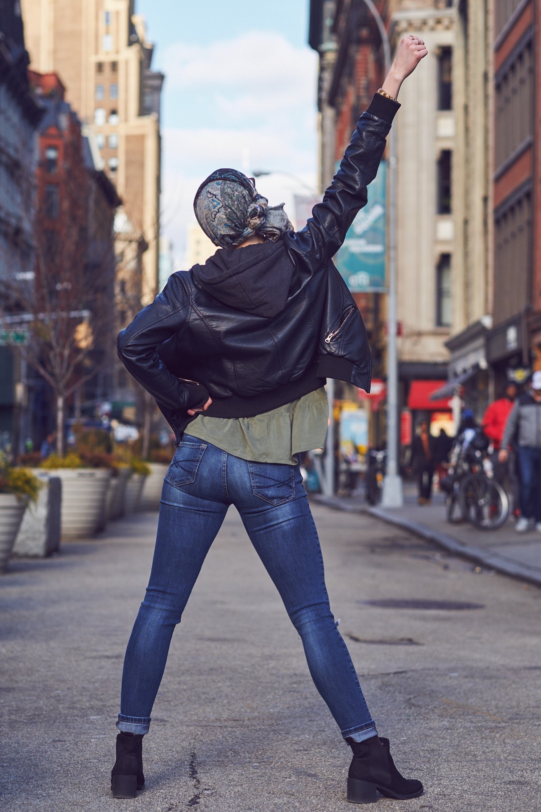 Portrait Photography Poses - Lifestyle Photography Women - Model Alli - Union Square Park - New York - Fuji X Pro2 with xf 56mm f1.2