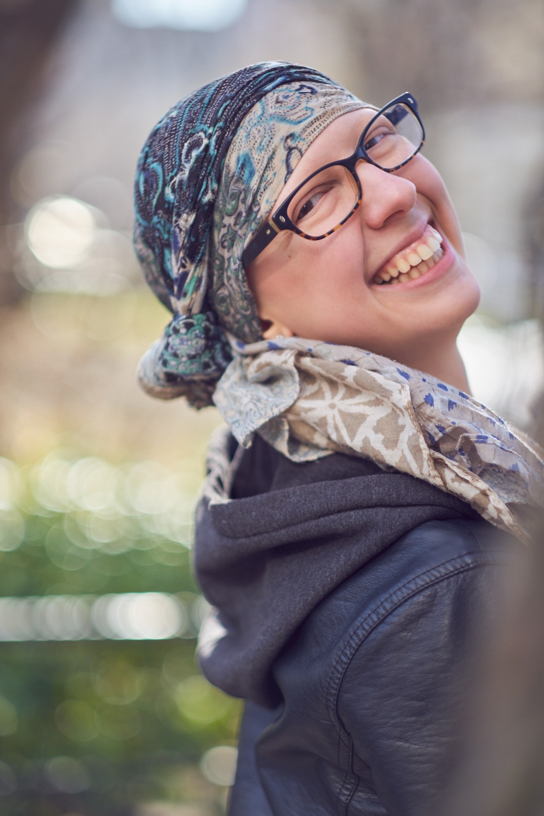 Portrait Photography Poses - Lifestyle Photography Women - Model Alli - Union Square Park - New York - Fuji X Pro2 with xf 56mm f1.2