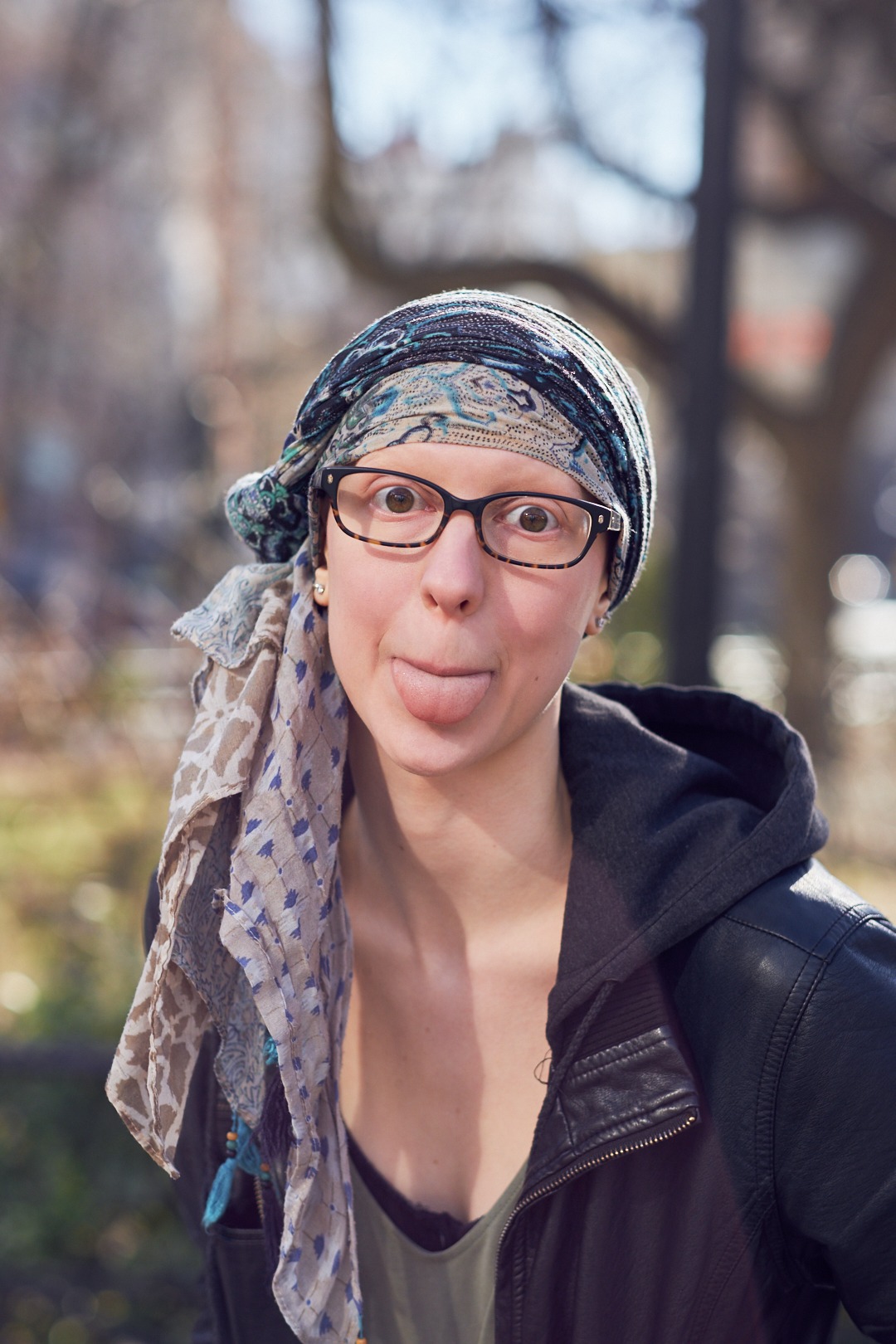 Portrait Photography Poses - Lifestyle Photography Women - Model Alli - Union Square Park - New York - Fuji X Pro2 with xf 56mm f1.2