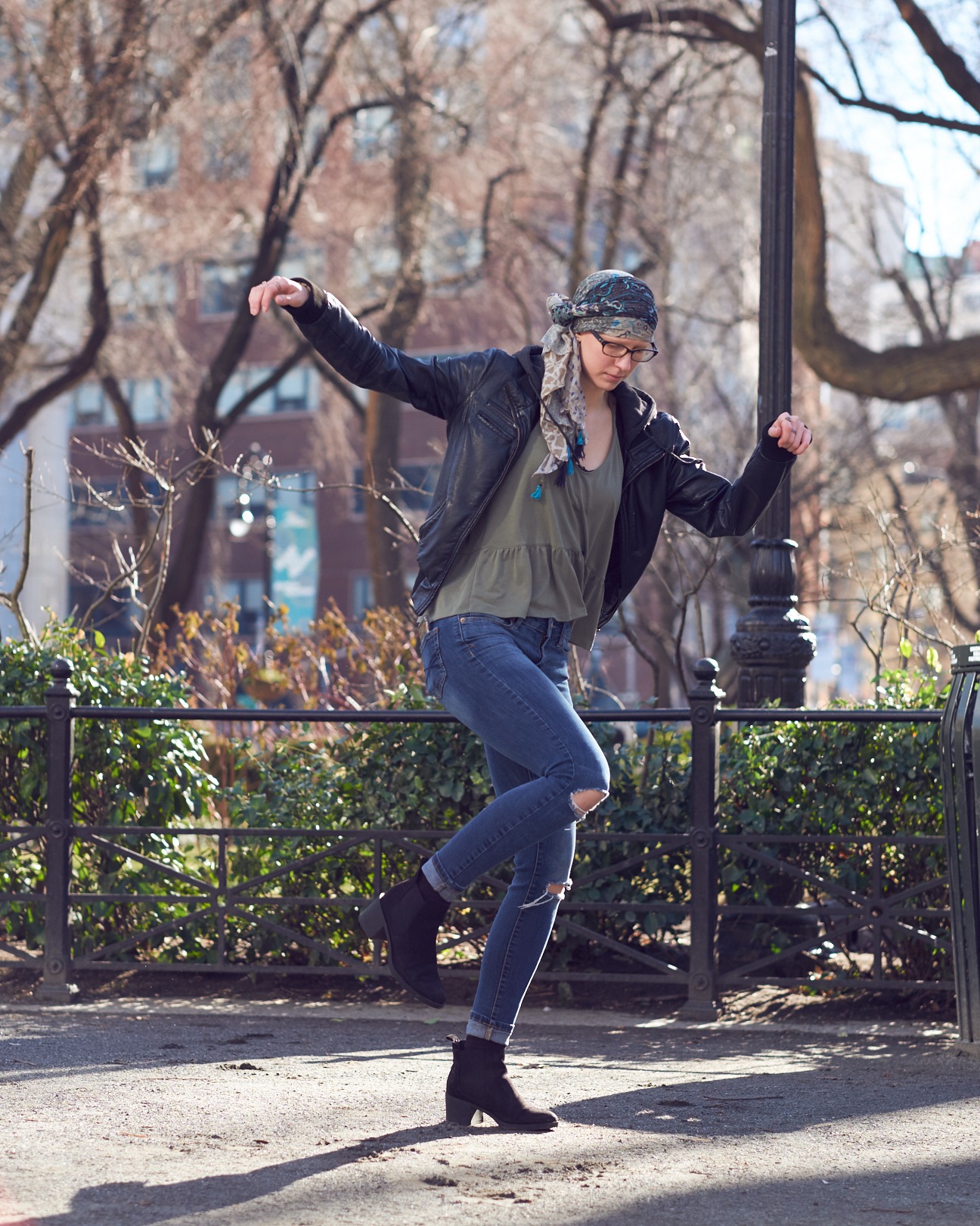 Portrait Photography Poses - Lifestyle Photography Women - Model Alli - Union Square Park - New York - Fuji X Pro2 with xf 56mm f1.2