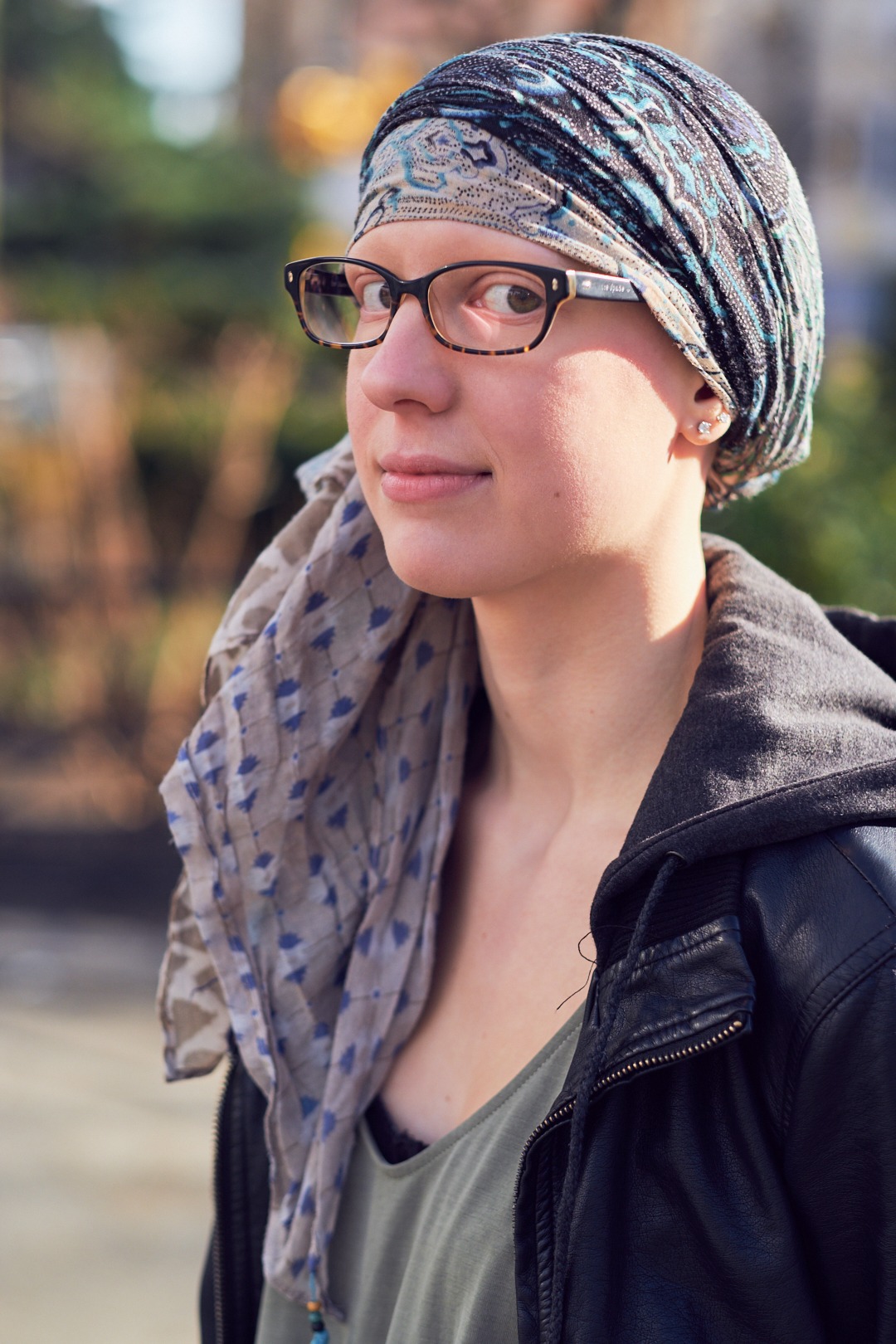 Portrait Photography Poses - Lifestyle Photography Women - Model Alli - Union Square Park - New York - Fuji X Pro2 with xf 56mm f1.2