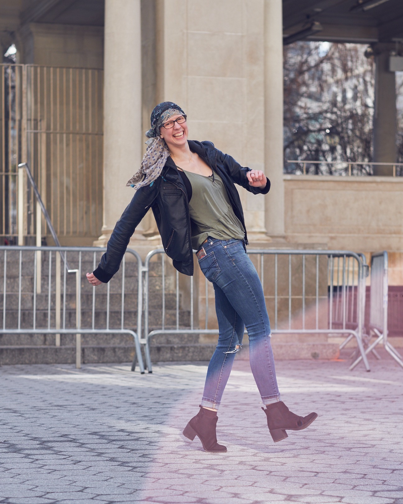 Portrait Photography Poses - Lifestyle Photography Women - Model Alli - Union Square Park - New York - Fuji X Pro2 with xf 56mm f1.2