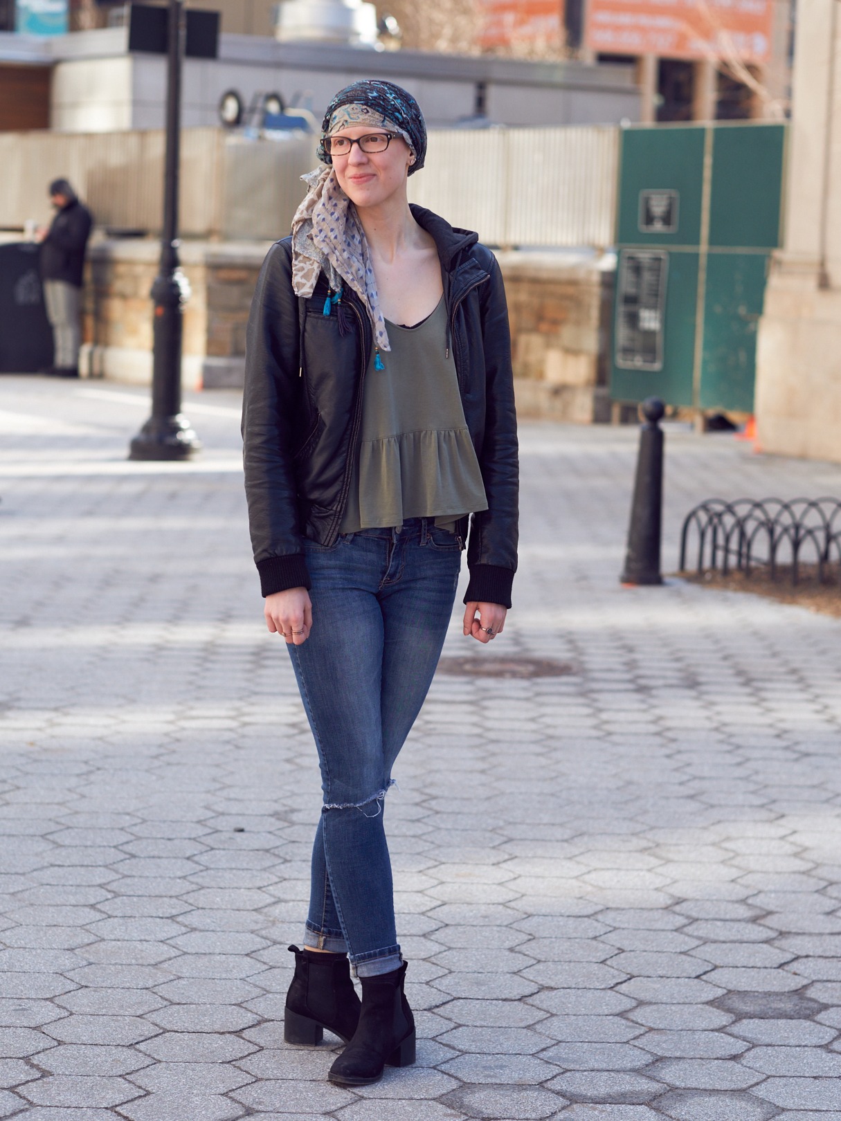 Portrait Photography Poses - Lifestyle Photography Women - Model Alli - Union Square Park - New York - Fuji X Pro2 with xf 56mm f1.2