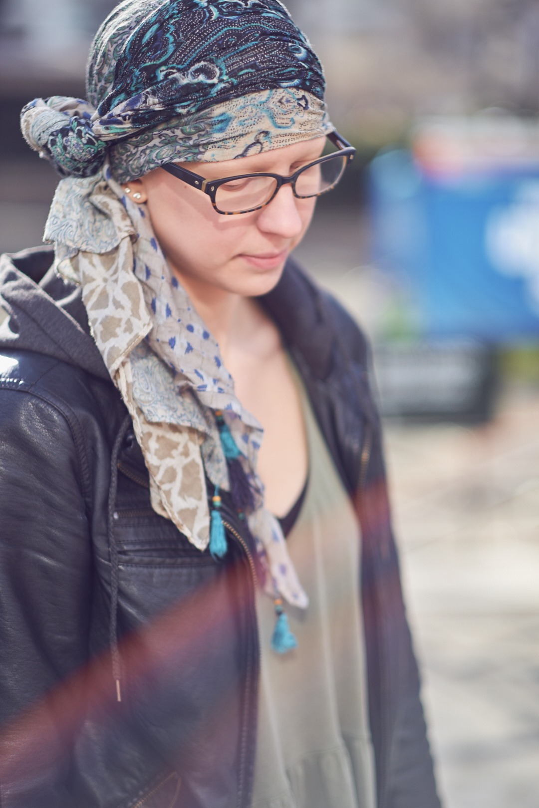 Portrait Photography Poses - Lifestyle Photography Women - Model Alli - Union Square Park - New York - Fuji X Pro2 with xf 56mm f1.2