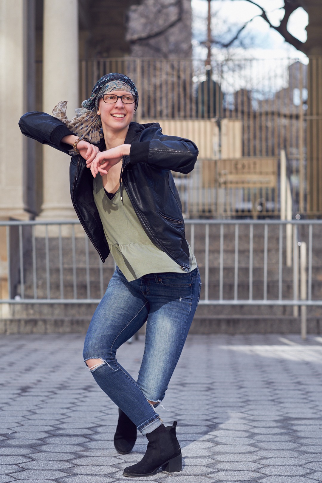 Portrait Photography Poses - Lifestyle Photography Women - Model Alli - Union Square Park - New York - Fuji X Pro2 with xf 56mm f1.2