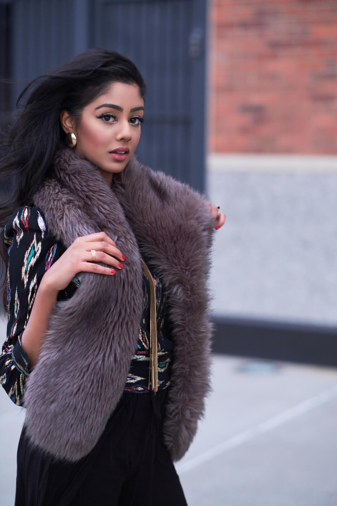 Portrait Photography Poses - Lifestyle Photography Women - Model Henna- Flushing Meadow Park - Fuji X Pro2 with xf 56mm f1.2 -