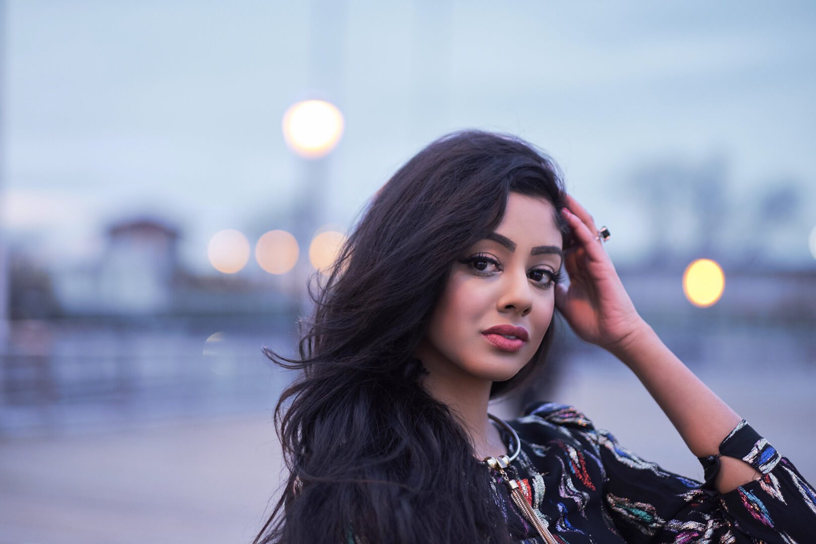 Portrait Photography Poses - Lifestyle Photography Women - Model Henna- Flushing Meadow Park - Fuji X Pro2 with xf 56mm f1.2 -