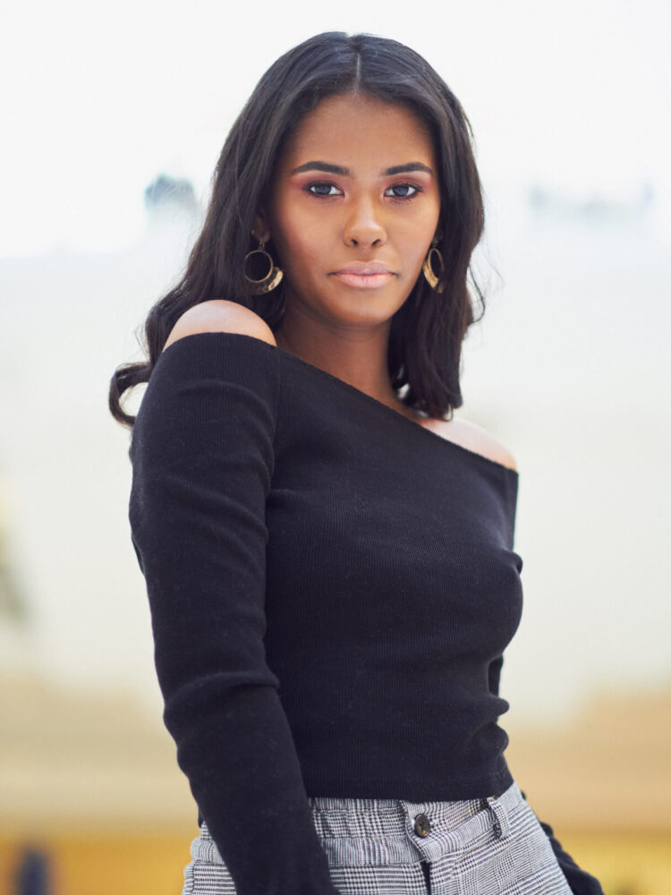 Linda - The Oculus, New York - Portrait Photography Poses - Headshot Photography Poses - Fashion Photography Poses - Fuji X Pro2 with xf 56mm f1.2