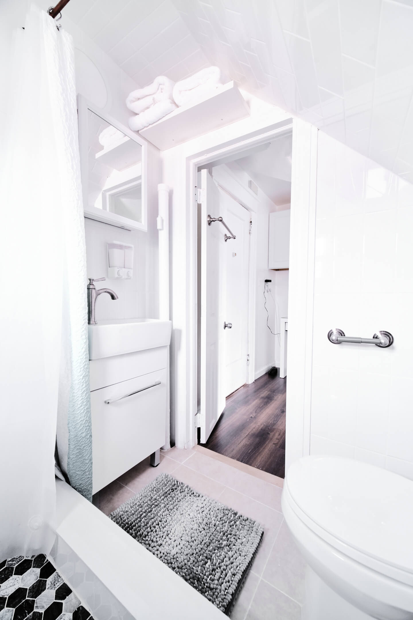 41-32 76th St, East Elmhurst, NY 11373 - Apt 7 - Real Estate Photography - AirBnB Listing