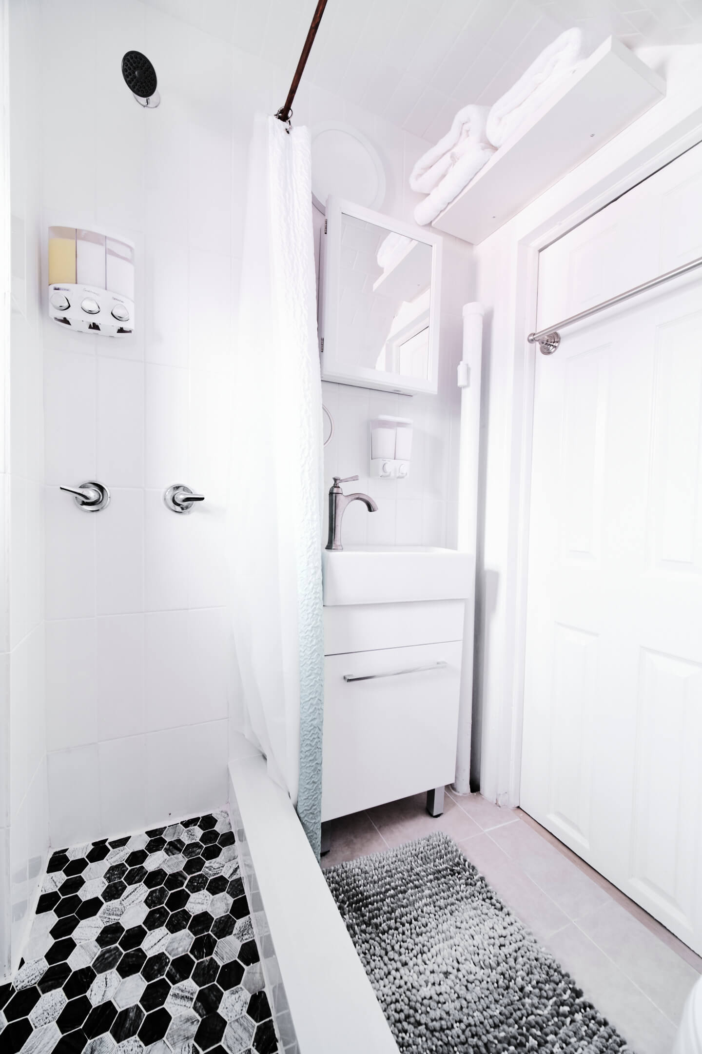 41-32 76th St, East Elmhurst, NY 11373 - Apt 7 - Real Estate Photography - AirBnB Listing
